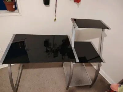 Escritorio de vidrio negro con estantes - miniatura 1