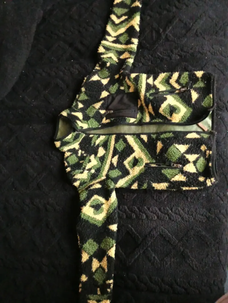Chaqueta polar con diseño geométrico - 1