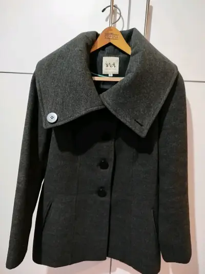 Abrigo gris de lana con cuello amplio - miniatura 1