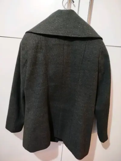 Abrigo gris de lana con cuello amplio - miniatura 4
