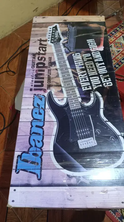 Guitarra eléctrica Ibanez negra - miniatura 2