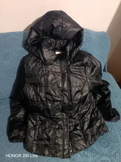 Chaqueta negra acolchada con capucha - miniatura 1