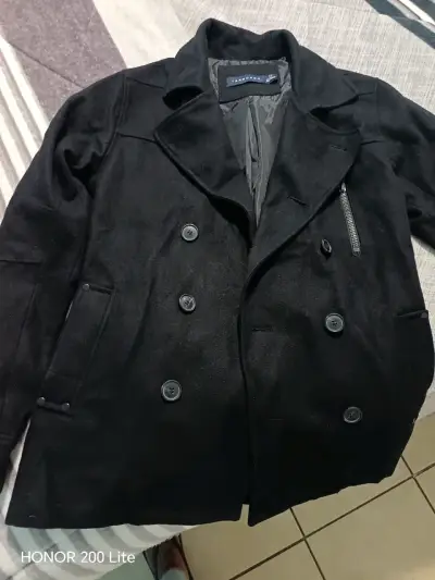 Chaqueta negra acolchada con capucha - miniatura 2
