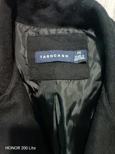 Chaqueta negra acolchada con capucha - miniatura 3