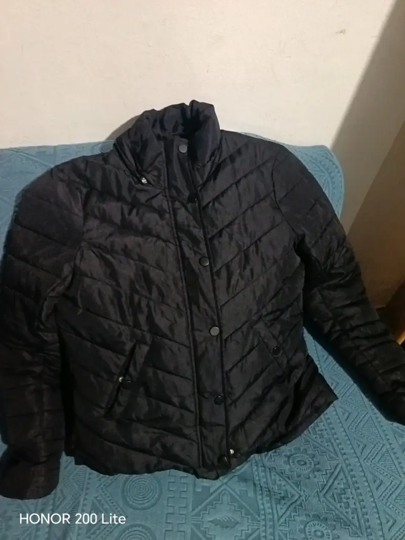 Chaqueta negra acolchada con capucha - 4