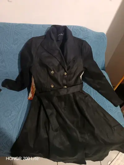 Chaqueta negra acolchada con capucha - miniatura 6