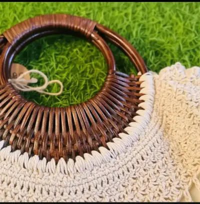 Bolso de mano tejido con asa de madera - miniatura 1