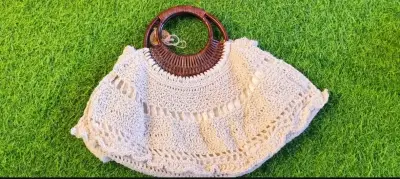 Bolso de mano tejido con asa de madera - miniatura 3