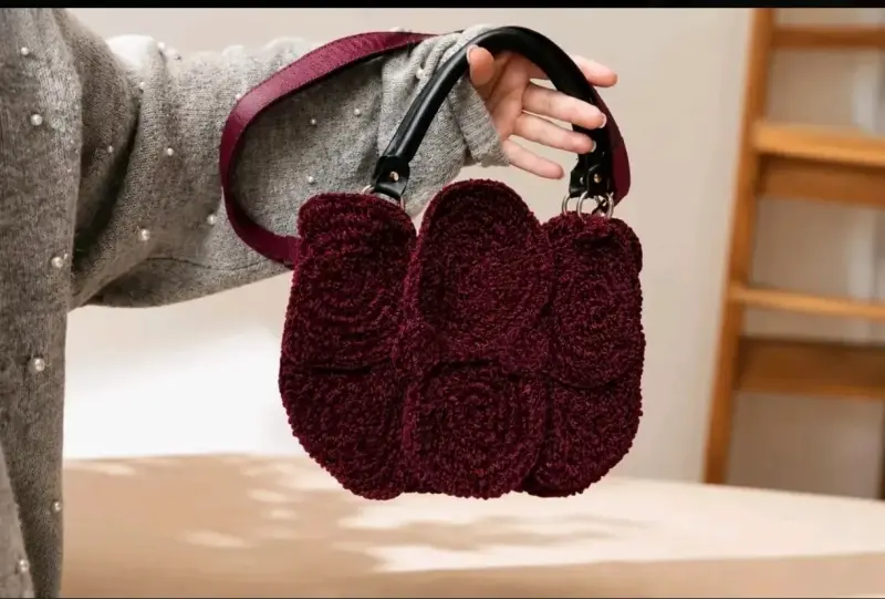 Bolso de mano tejido burdeos con asa ajustable - 3