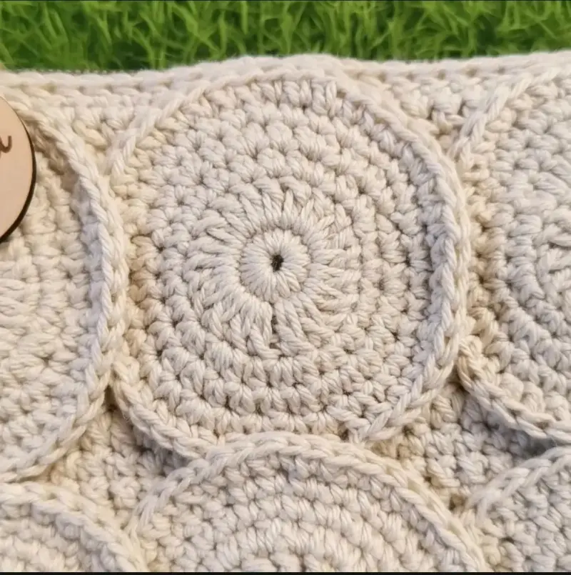 Cartera de crochet con diseño circular - 3