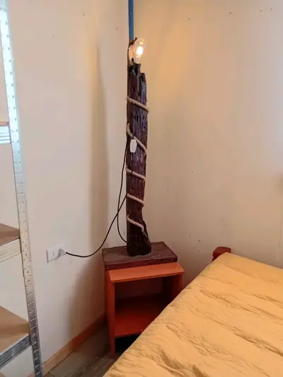 Lámpara de pie rústica de madera - miniatura 1