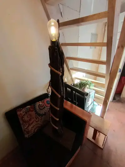 Lámpara de pie rústica de madera - miniatura 2