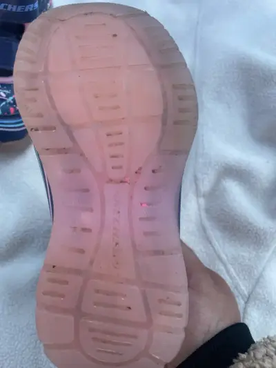 Zapatillas Skechers para niños con suela rosa - miniatura 1
