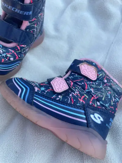 Zapatillas Skechers para niños con suela rosa - miniatura 2