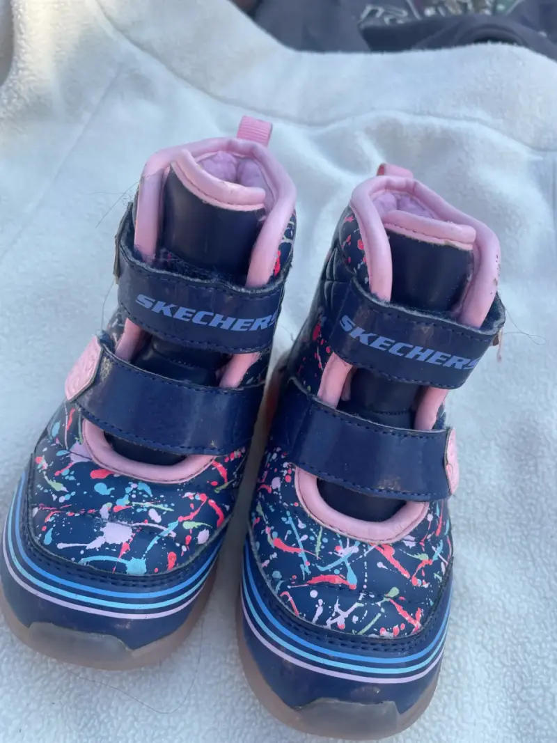 Zapatillas Skechers para niños con suela rosa - 3