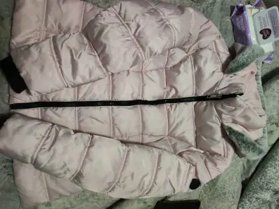 Chaqueta acolchada rosada con capucha - miniatura 1