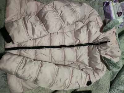 Chaqueta acolchada rosada con capucha - miniatura 3