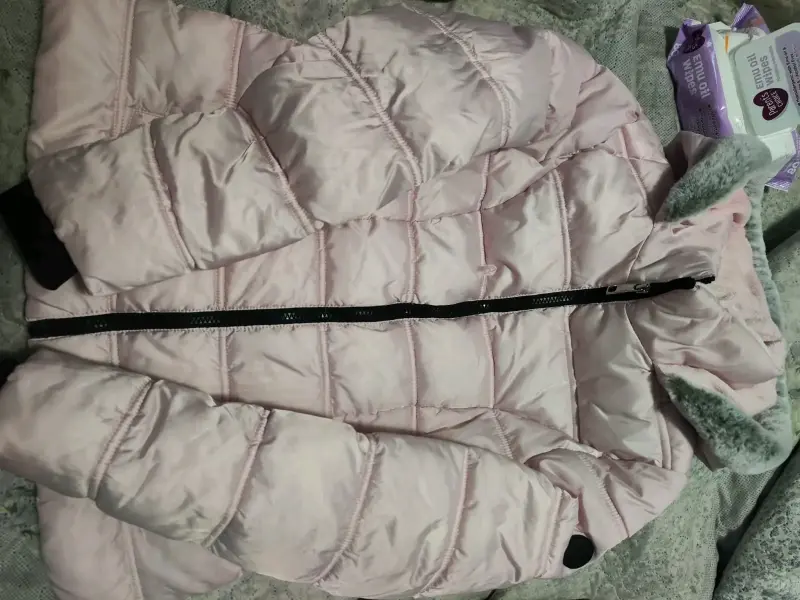 Chaqueta acolchada rosada con capucha - 4