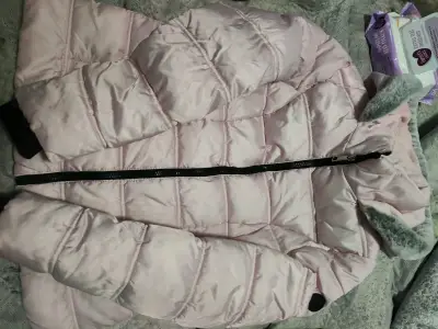 Chaqueta acolchada rosada con capucha - miniatura 4