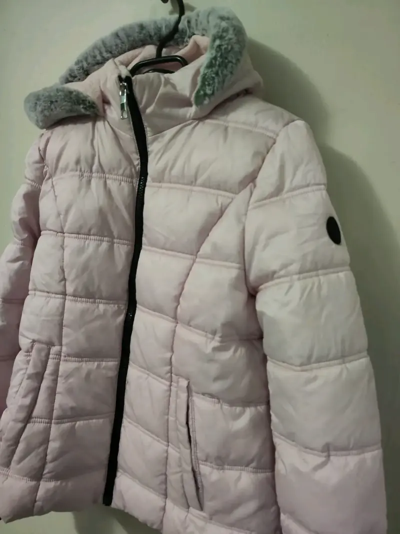 Chaqueta acolchada rosada con capucha - 5