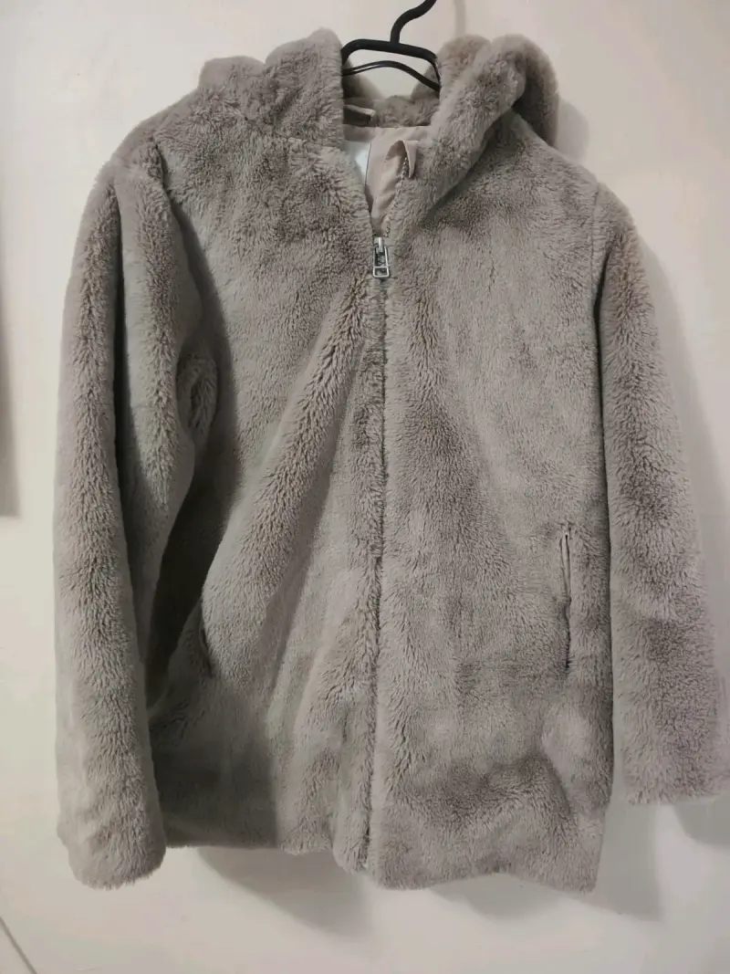 Chaqueta de peluche gris con capucha - 2