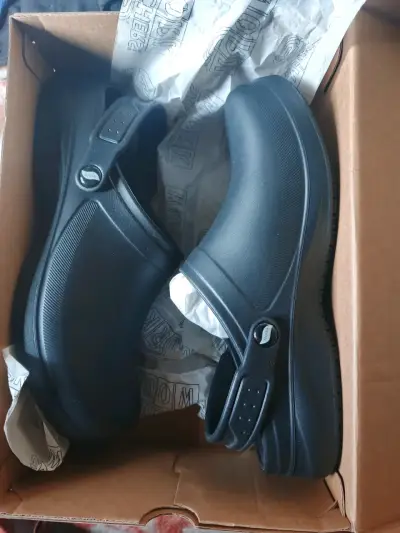 Zuecos negros Skechers cómodos y resistentes - miniatura 1