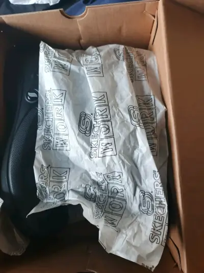 Zuecos negros Skechers cómodos y resistentes - miniatura 3