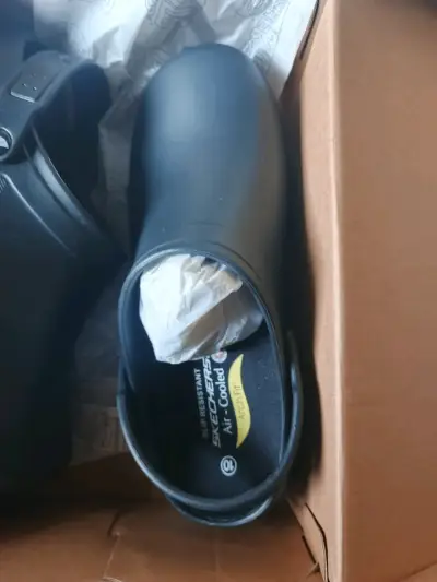 Zuecos negros Skechers cómodos y resistentes - miniatura 4