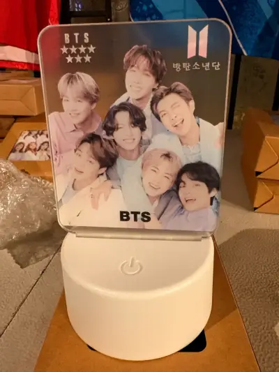 Lámpara LED decorativa BTS con base blanca - miniatura 1
