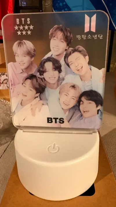 Lámpara LED decorativa BTS con base blanca - miniatura 2