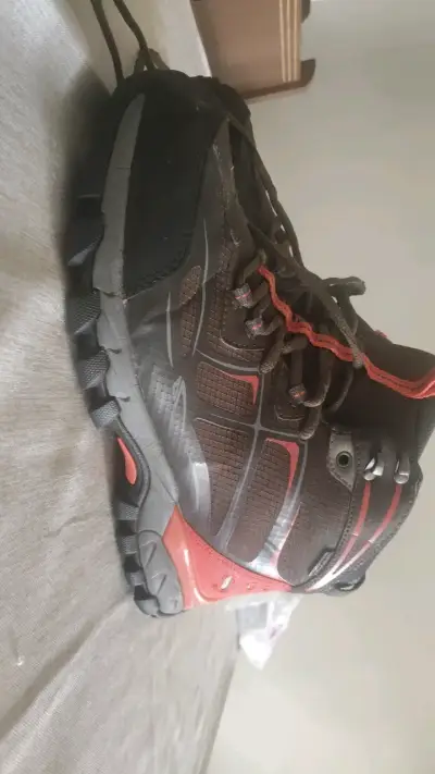 Botas de trekking impermeables negras y naranjas - miniatura 1