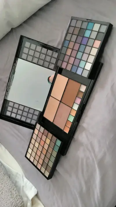 Paleta de maquillaje con espejo y sombras variadas - miniatura 1