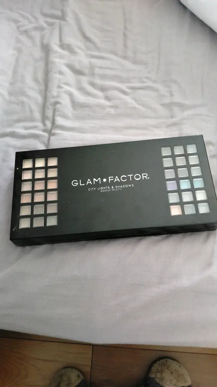 Paleta de maquillaje con espejo y sombras variadas - 2