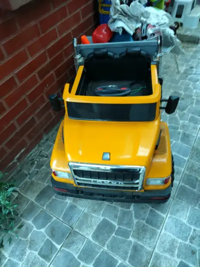 Camión de juguete eléctrico amarillo - miniatura 1