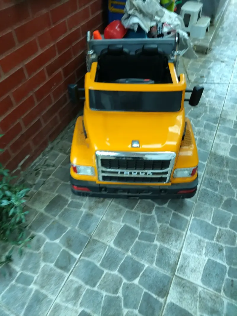 Camión de juguete eléctrico amarillo - 2
