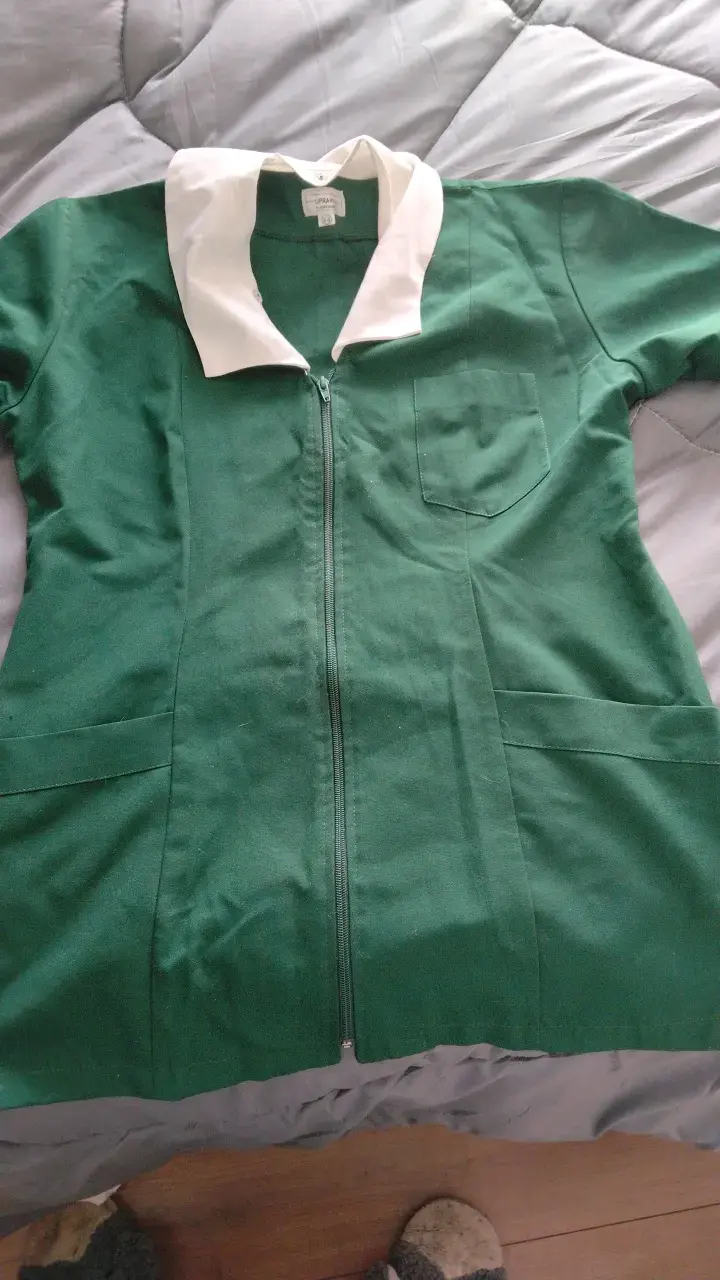 Uniforme verde con cierre y cuello blanco - 1