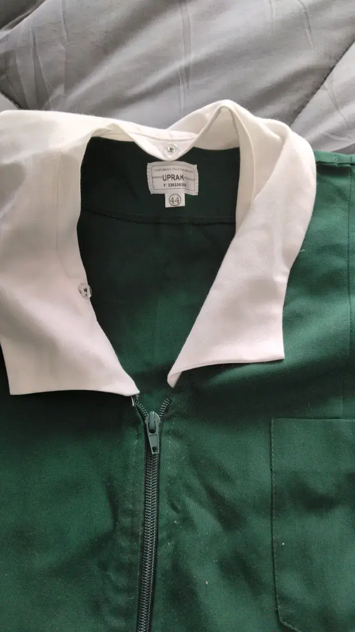 Uniforme verde con cierre y cuello blanco - 2
