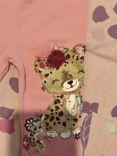 Leggings rosados para niña con diseño de oso - miniatura 3