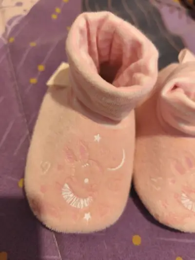 Botitas de bebé rosadas con diseño - miniatura 1