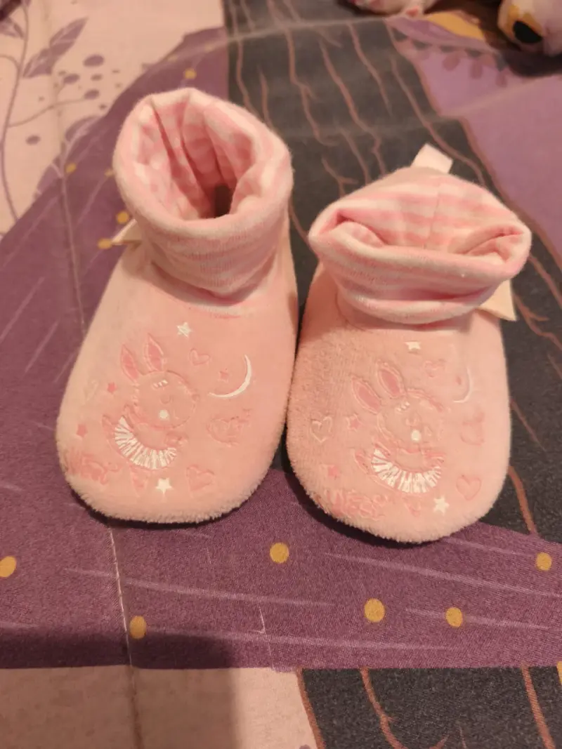 Botitas de bebé rosadas con diseño - 2