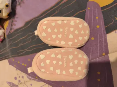 Botitas de bebé rosadas con diseño - miniatura 3