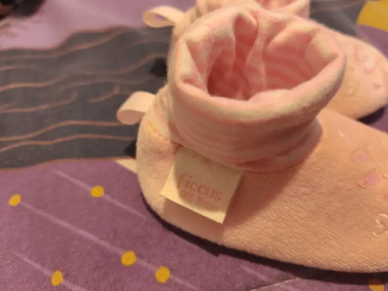 Botitas de bebé rosadas con diseño - 4