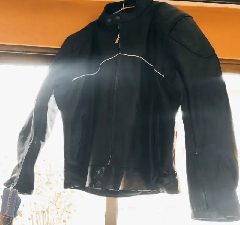 Chaqueta de cuero negra para moto - 3
