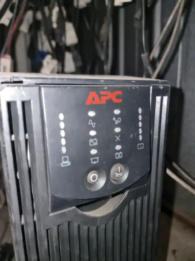 UPS APC de respaldo de energía - miniatura 1