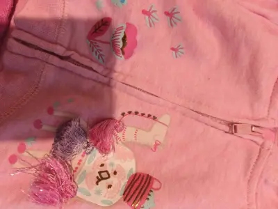 Conjunto de bebé rosado con capucha - miniatura 3