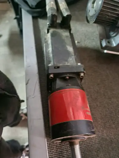Motor servo Allen-Bradley Kinetix 460V - miniatura 3