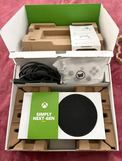 Consola Xbox Series S con accesorios - miniatura 1