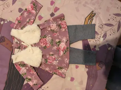 Conjunto infantil floral con chaleco de peluche - miniatura 1