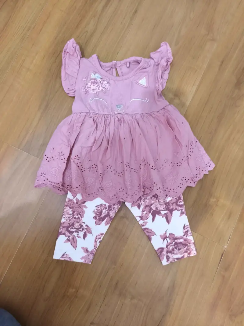 Conjunto infantil rosa con leggings florales - 1