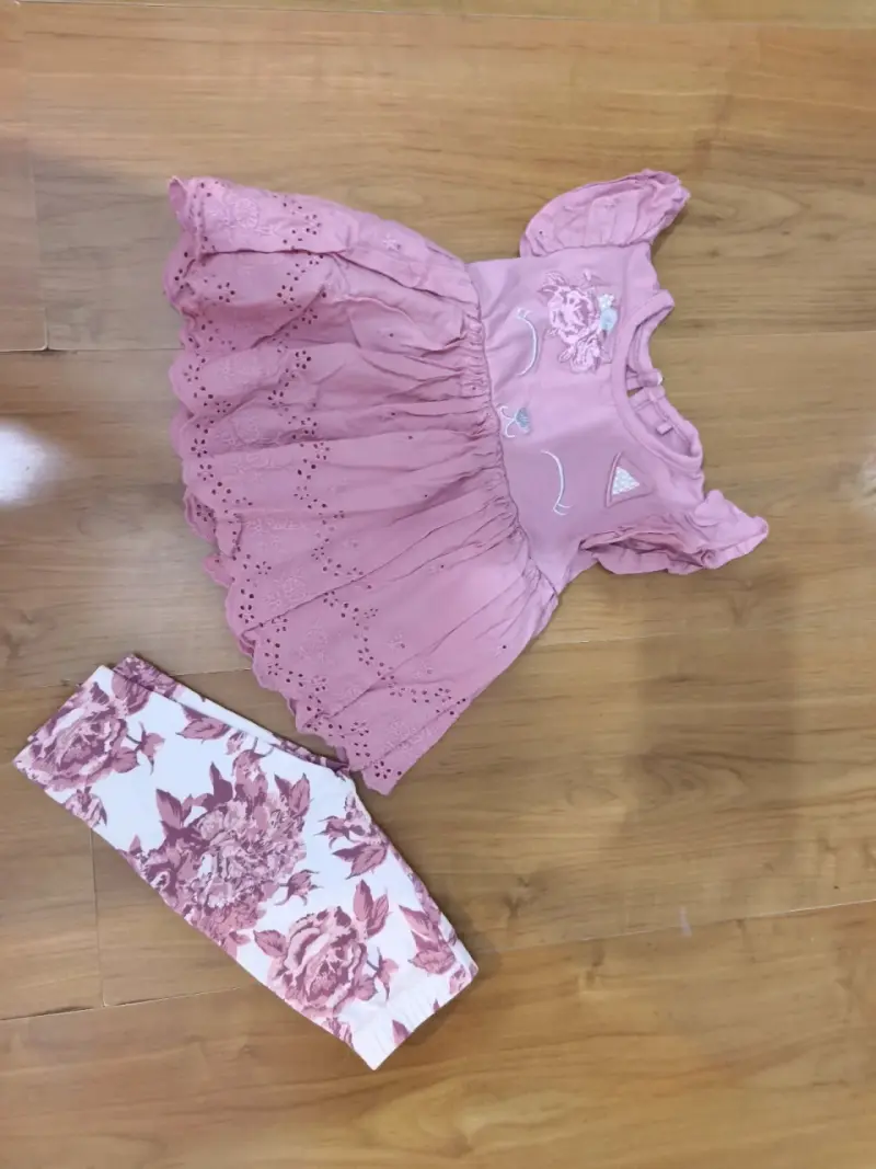 Conjunto infantil rosa con leggings florales - 2